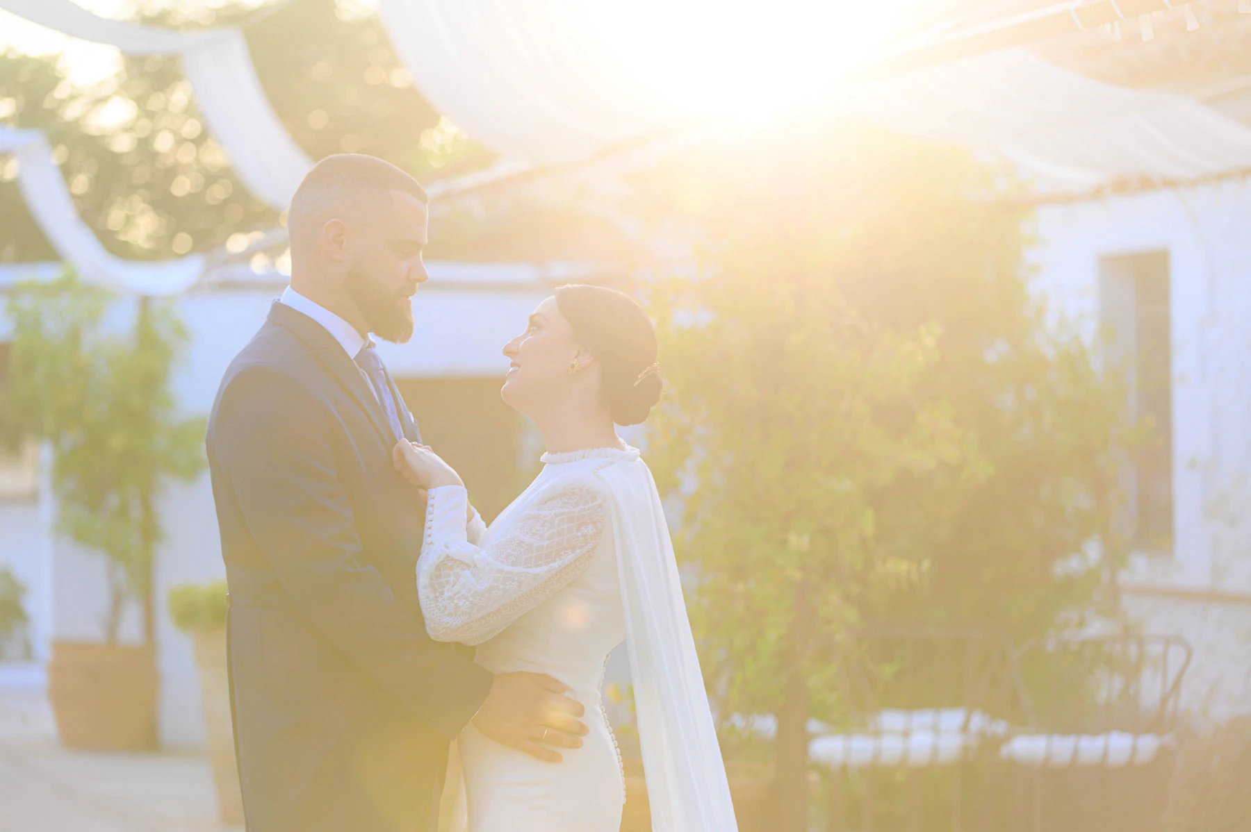 Luz dorada en bodas de Andalucía: cuándo planificar las fotos más bonitas sin desaparecer del cóctel