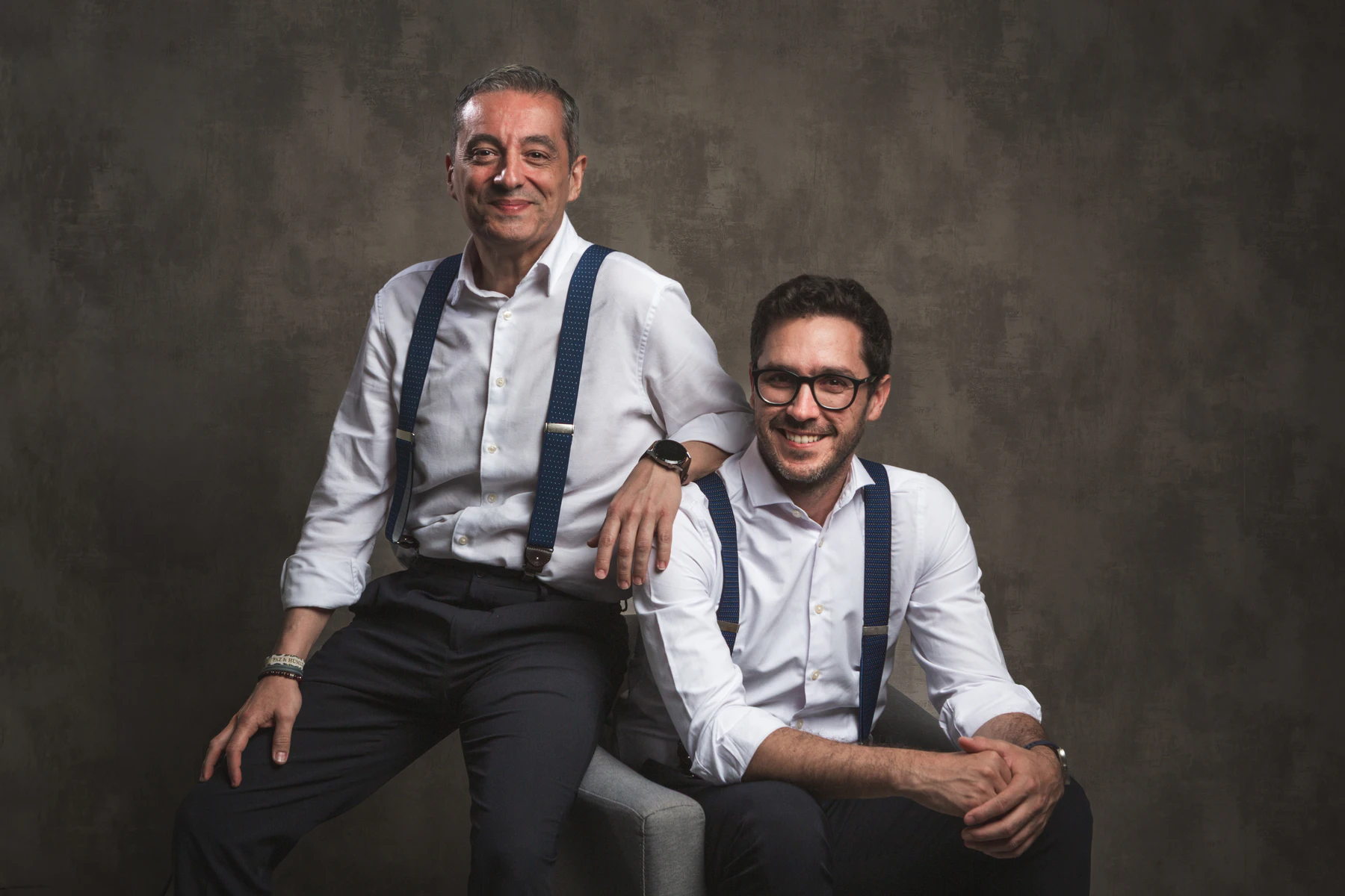 Pareja de novios en una escena natural y cinematográfica de boda